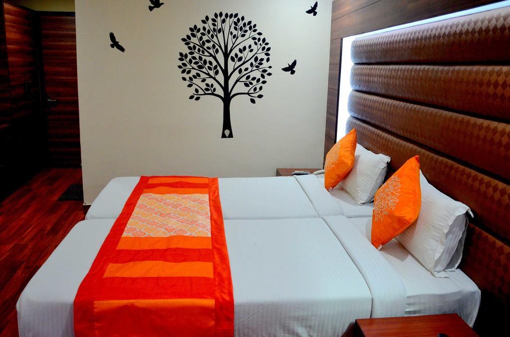Geetika Galaxy Hotel Канпур Экстерьер фото