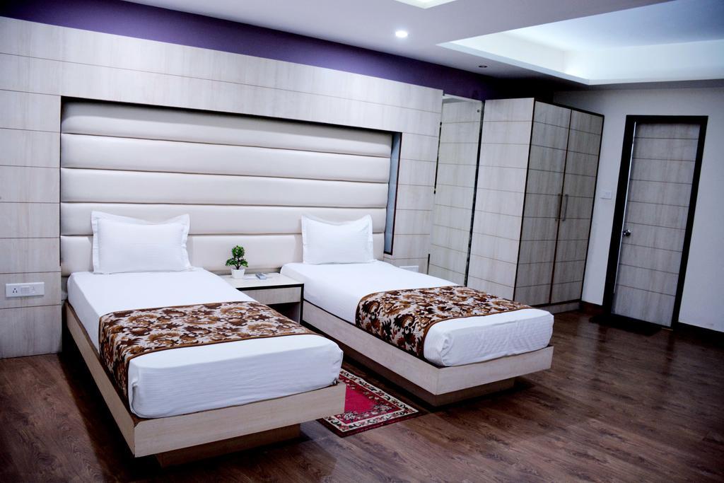 Geetika Galaxy Hotel Канпур Экстерьер фото