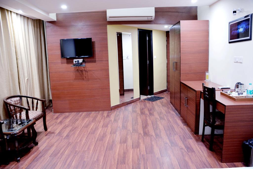 Geetika Galaxy Hotel Канпур Экстерьер фото